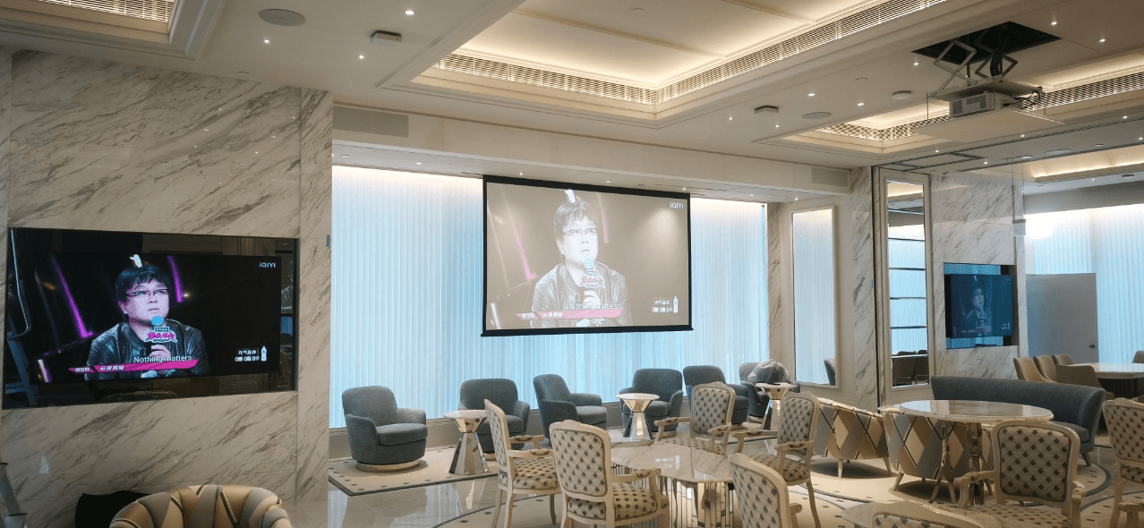 设有投影、显示屏及天花投影机升降架的多用途房间。