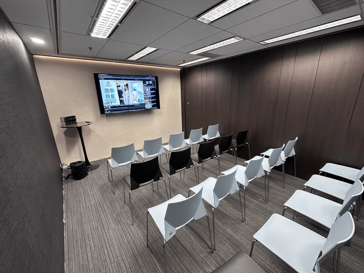 座位面向演示显示屏的培训室。