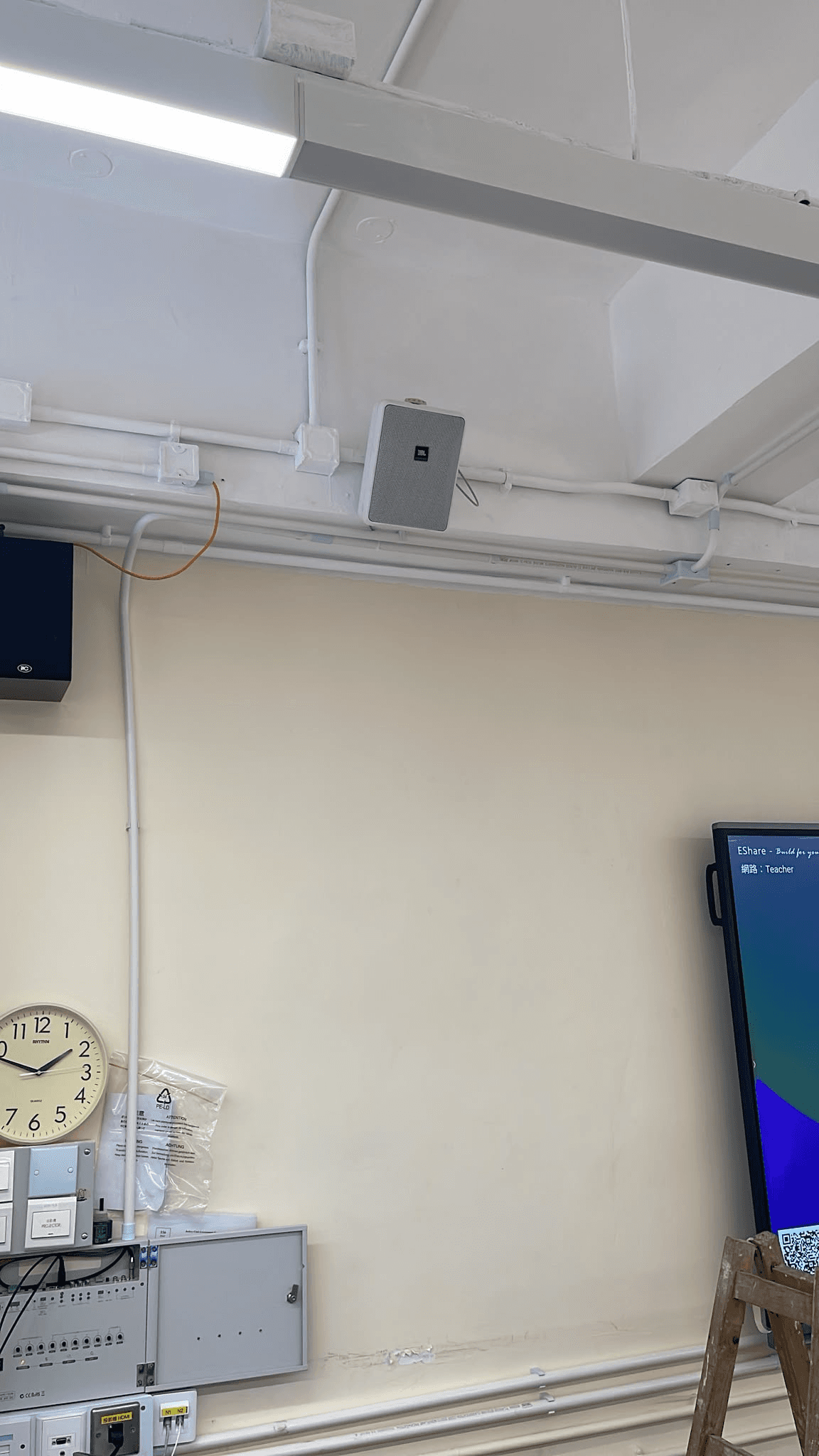 教室内作本地扩声的扬声器。