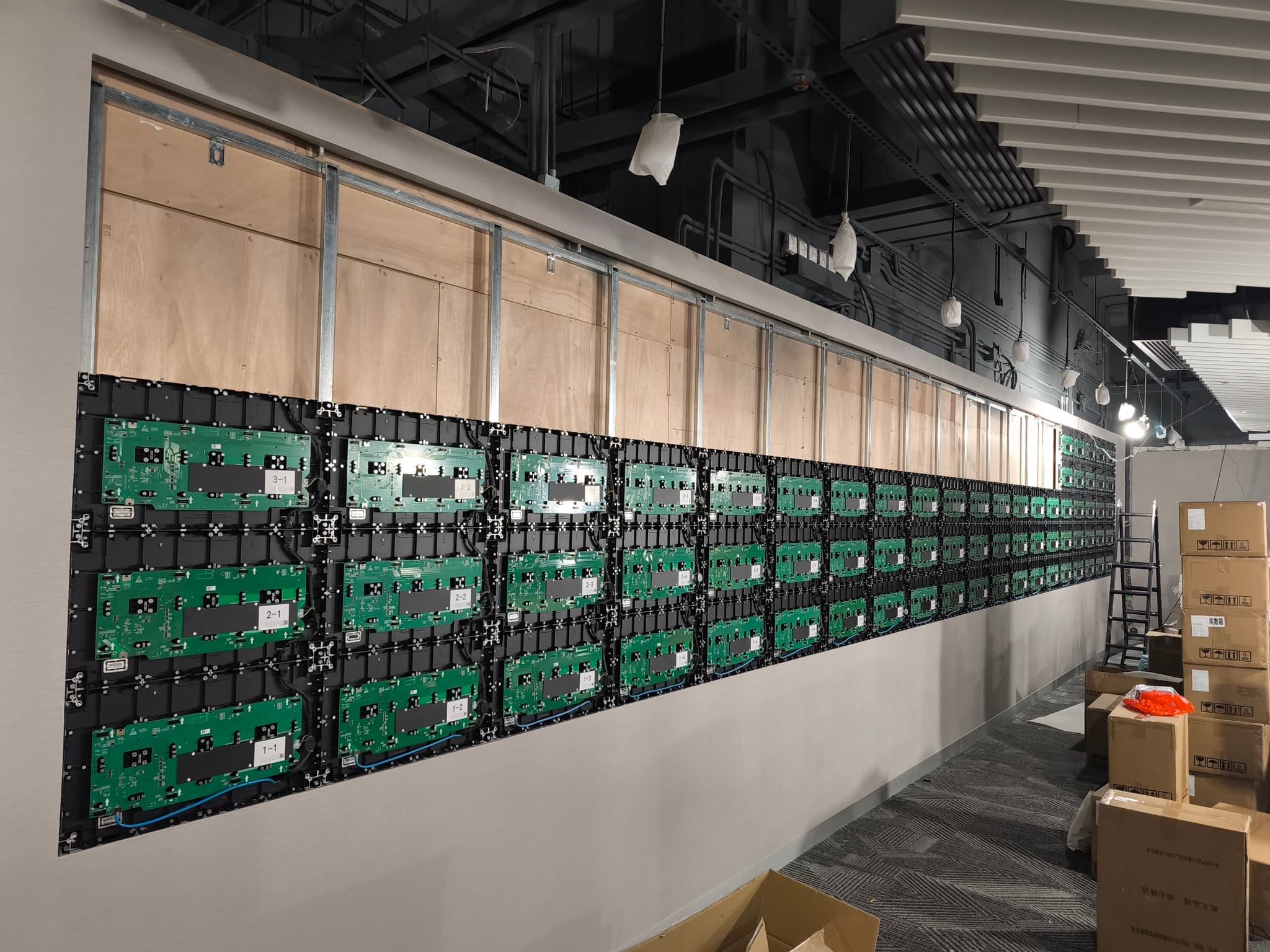 LED 顯示系統安裝過程。