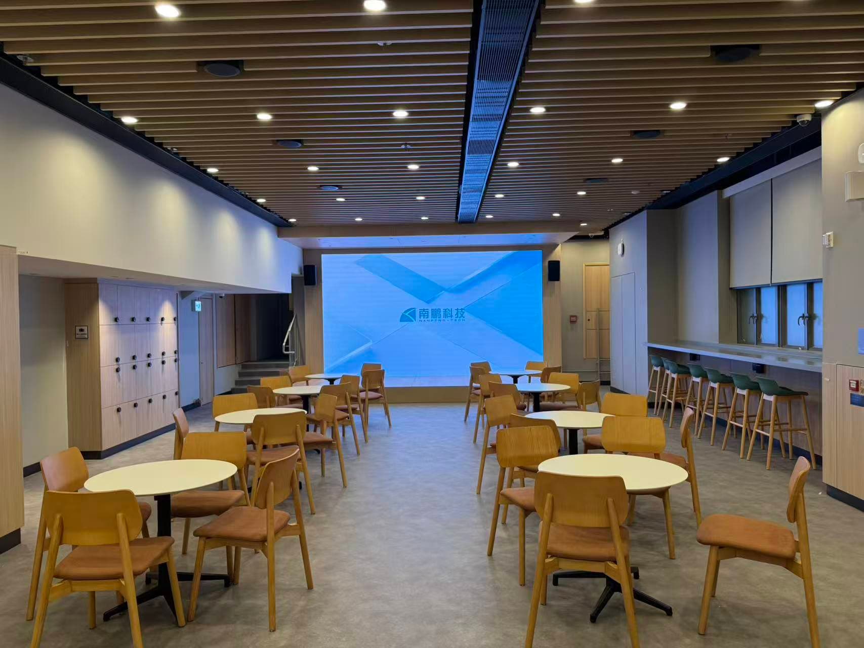 设有大型 LED 显示墙的多用途空间。